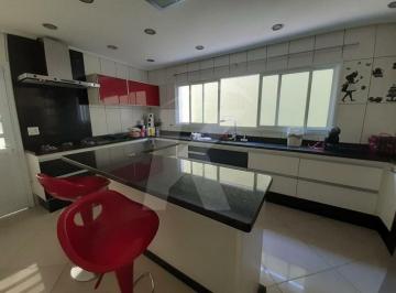 Casa · 182m² · 4 Quartos · 2 Vagas · Sobrado espetacular em ótima localização