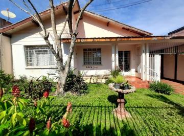 Casa · 150m² · 4 Quartos · 3 Vagas · Casa ampla, construção sólida, próximo ao Jardim Botânico em Curitiba, amplo terreno, vizinhança con