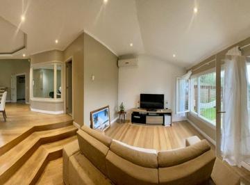 Casa · 226m² · 3 Quartos · 4 Vagas · Bela Casa com 3 dormitórios à venda, 226 m² por R$ 870.000 - Teresópolis - Porto