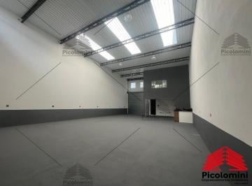 Foto 01 · Galpão para locação, todo reformado, 10 x 20m, copa cozinha, mezanino com escritório, 2 banheiros, e