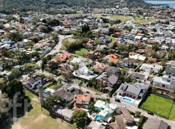 b81b1659 · Casa, 2 dormitórios, 155.03 m², em Lagoa da Conceição
