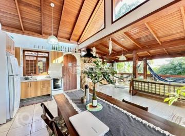 d251f26b · Casa, 3 dormitórios, 223.7 m², em Barra da Lagoa
