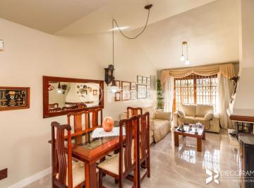01-CASA-3D-IPANEMA-PORTO-ALEGRE-101431.jpg · Casa, 3 dormitórios, 140 m², em Ipanema
