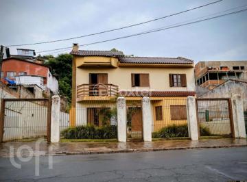 389ba512 · Casa, 3 dormitórios, 230 m², em Teresópolis