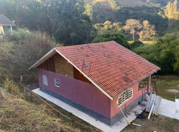 Comercial · 2500m² · 4 Quartos · Excelente Chácara localizado em Campos do Jordão, com duas casas no local, 2.500 m terreno e com 5
