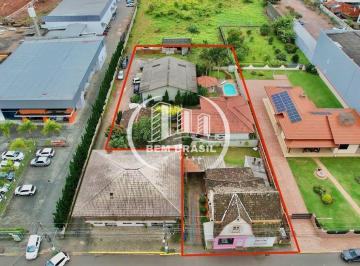 Terreno no centro com dois imóveis comerciais e um imóvel residencial com piscina · Terreno no centro com dois imóveis comerciais e um imóvel residencial com piscina