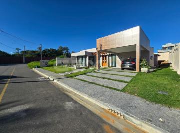 Casa · 278m² · 4 Quartos · 2 Vagas · Casa com cara de casa à venda em condomínio fechado, de frente para o lago.