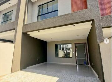 a2epb3s2owjkyjgzodg1mtcy_md · Sobrado no Saguaçú com 120m², possui 3 suítes e abertura de 5m.