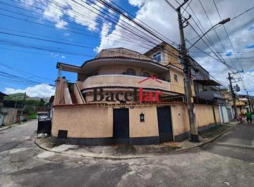 Casa · 162m² · 5 Quartos · Três casas sendo uma com terraço.