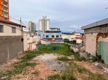 LOTE · Terreno à venda no Centro de Divinópolis-MG: Infraestrutura completa, rua asfaltada e vizinhança tra