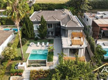 Casa · 1250m² · 5 Quartos · 10 Vagas · Mansão Exclusiva: 1250m², 5 Suítes, Piscina, Jardim e Arquitetura Moderna.