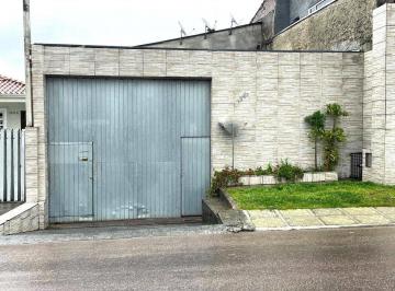 debd6f745361ee066b12feb55a54943979cfe59d · CASA COM TERRENO, NO PINHEIRINHO, 4 QUARTOS, 5 VAGAS.