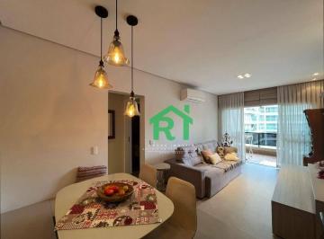 Sala · Apartamento à beira mar com 2 quartos (1 suíte), 2 vagas e lazer à venda em Pitangueiras, Guarujá