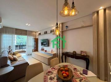 Sala · Apartamento com 2 quartos (1 suíte), 2 vagas e lazer à venda em Pitangueiras, Guarujá