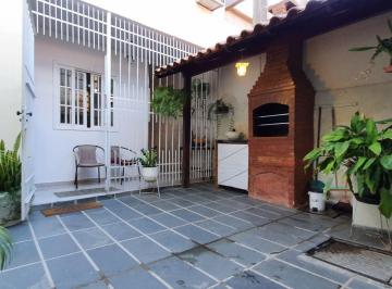 Casa · 260m² · 5 Quartos · 2 Vagas · Excelente casa com 3 quartos, mais duas quitinetes anexas, bem localizada no Barreto - Niterói