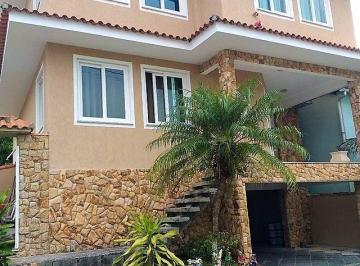 Casa · 240m² · 4 Quartos · 3 Vagas · Linda e confortável casa em condomínio, 4 quartos, 3 suítes, todas com closet, Village do Moinho IV