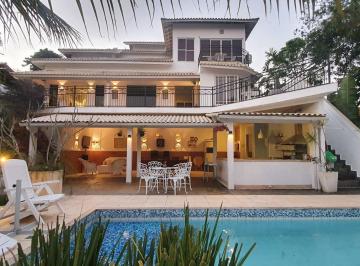 Casa · 348m² · 4 Quartos · 2 Vagas · Magnífica casa com academia, escritório, 4 quartos sendo 3 suítes, no tradicional condomínio Village