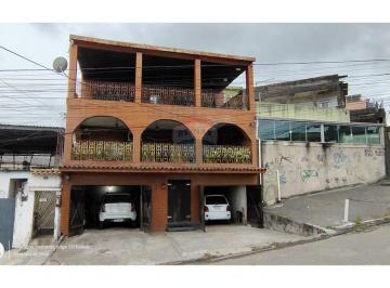 Casa · 220m² · 3 Quartos · 2 Vagas · Vende-se Casa de 3 Quartos com Suíte e 2 Vagas na Garagem