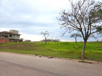 Foto 01 · Terreno excelente em condomínio. Topografia com leve aclive em localização muito boa no condomínio.