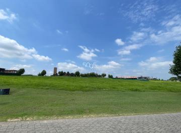Foto 02 · Lindo lote à venda no condomínio Porto São Pedro em Porto Feliz com 1627m2 de terreno com leve acliv