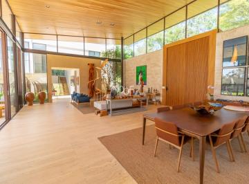 Foto 01 · Com uma arquitetura contemporânea e sutil projetada pelo renomado arquiteto Caio Bandeira, essa casa