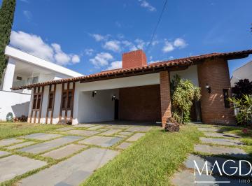 Casa de 4 quartos, Brasília · Alugo Excelente Casa na QL 10 do Lago Sul com Área de Lazer completa