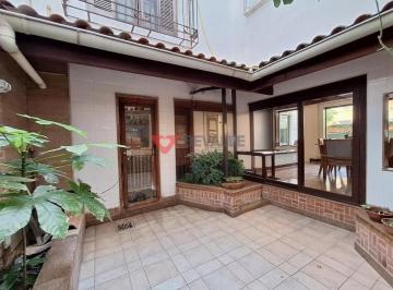 Casa · 250m² · 5 Quartos · 2 Vagas · Casa à venda no Humaitá: 250m², 5 quartos, R$ 2.850.000