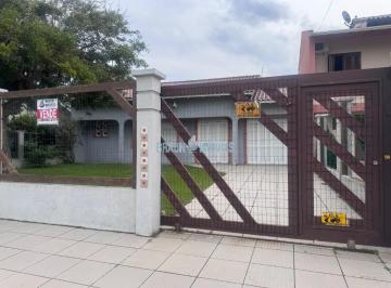 Foto 11 · Vendo casa mobiliada com 5 quartos no centrinho do Nova Tramandaí.. Casa com amplo patio e 5 quartos