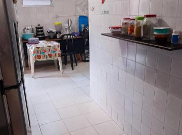 Comercial de 12 quartos, São Luís · Seis quitinetes e uma casa grande, prédio todo à venda.