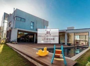 43fda51d737a8077ad4ffe8e482f9941d0e4d17b · Casa de 490 m2 4 quartos 2 suítes