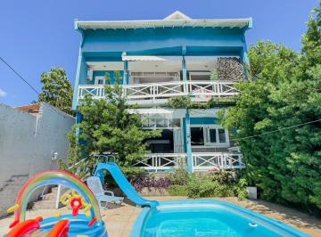 675354_i7p7i6E9Vb36G2_675354677c4014ce80e.jpg · Casa de três pisos com piscina