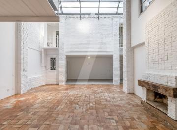 Casa · 141m² · 2 Quartos · 1 Vaga · Casa com reforma descolada, ambientes amplos e muito iluminados, em vila segura nos Jardins.