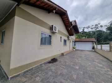 Casa · 150m² · 3 Quartos · 4 Vagas · Casa ampla com piscina, 3 quartos sendo 2 deles suites, com acesso pela rua dos fundos e frente !