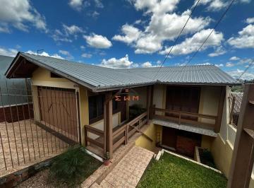 Casa · 152m² · 3 Quartos · 2 Vagas · Casa à venda em Farroupilha, bairro Primeiro de Maio, com 3 dormitórios e churrasqueira