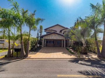 Casa · 260m² · 4 Quartos · 2 Vagas · Casa de Alto Padrão com 4 Quartos, 1 Suíte Master, Hidromassagem, Varanda e 2 Vagas de Garagem à Ven