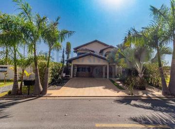 Casa · 260m² · 4 Quartos · 2 Vagas · Casa de Alto Padrão com 4 Quartos, 1 Suíte Master, Hidromassagem, Varanda e 2 Vagas de Garagem à Ven