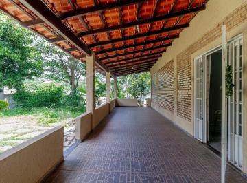 Casa · 399m² · 4 Quartos · 7 Vagas ·  Casa em ARNIQUEIRAS, aconchegante com 4 Quartos, 3 Suítes, Closet, 3 Vagas de Garagem Cobertas à Ve