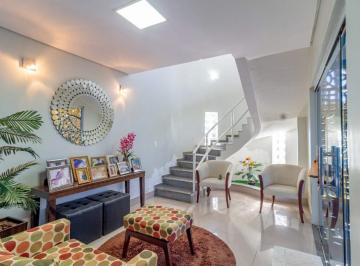 Casa · 300m² · 4 Quartos · 4 Vagas · Casa com 4 Quartos, 2 Suítes, 4 Vagas de Garagem e Lazer Completo à Venda na SHVP Rua 8 – Vicente Pi