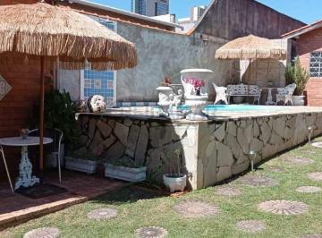 Casa · 139m² · 4 Quartos · 1 Vaga · Casa com 2 Quartos, DCE , iscina à Venda no trecho 3 / Rua dos Coqueiros- Vicente Pires