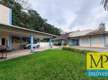 a7cc4f59bddec6100ac899f7f3f0eb4e33a5a98a · Refúgio Urbano em Penha: Casa com Pomar, Hidromassagem e Amplo Terreno