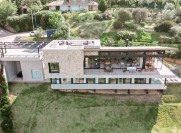Casa · 68942m² · 4 Quartos · 2 Vagas · Casa de Condomínio em Campos do Jordão