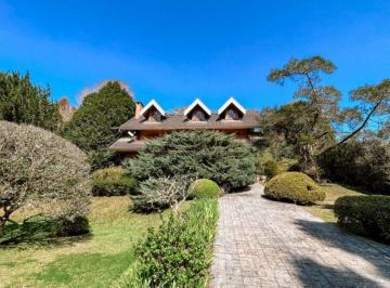 Casa · 235m² · 3 Quartos · 4 Vagas · Uma Casa Feita para Acolher