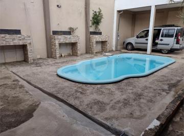 Imagem Principal · Vende dois salões com casa e piscina nos fundos