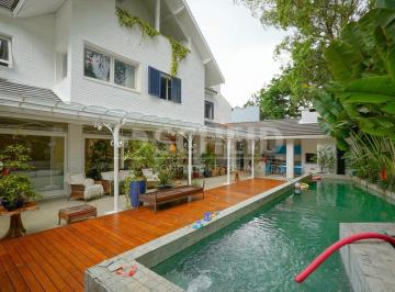 Casa · 716m² · 4 Quartos · 4 Vagas · CASA CINEMATOGRÁFICA EM CONDOMÍNIO FECHADO TOTALMENTE REFORMADA E DECORADA POR ARQUITETA