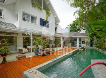 Casa · 716m² · 4 Quartos · 4 Vagas · CASA CINEMATOGRÁFICA EM CONDOMÍNIO FECHADO TOTALMENTE REFORMADA E DECORADA POR ARQUITETA
