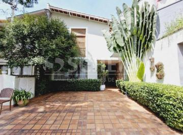 Casa · 216m² · 3 Quartos · 3 Vagas · Casa de Vila á Venda no Jardins com 216m², 3 quartos sendo 3 suítes, 3 vagas.