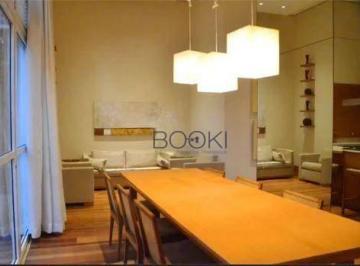 Sala · Apartamento em andar alto com pé direito duplo no Brooklin