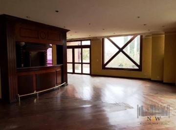 4b823231036b63eca1b49319fe5b795638a35ad3 · Sobrado à venda no Alto de Pinheiros com 572m² de área construída.