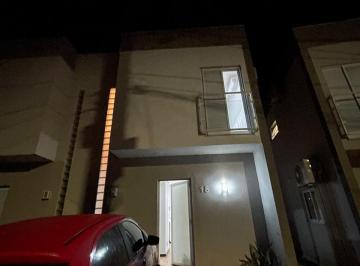 Casa em condomínio com portaria 24 h, piscina, área de churrasco, playground.
A · Casa em Condomínio