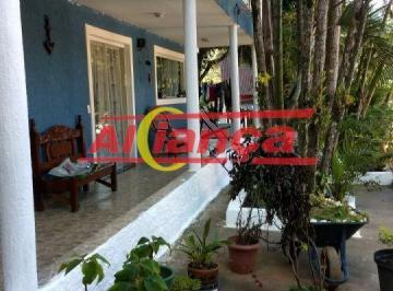 Casa · 250m² · 3 Quartos · 2 Vagas · Lindo chale com 3 suítes em cima e 1 sala a parte de baixo